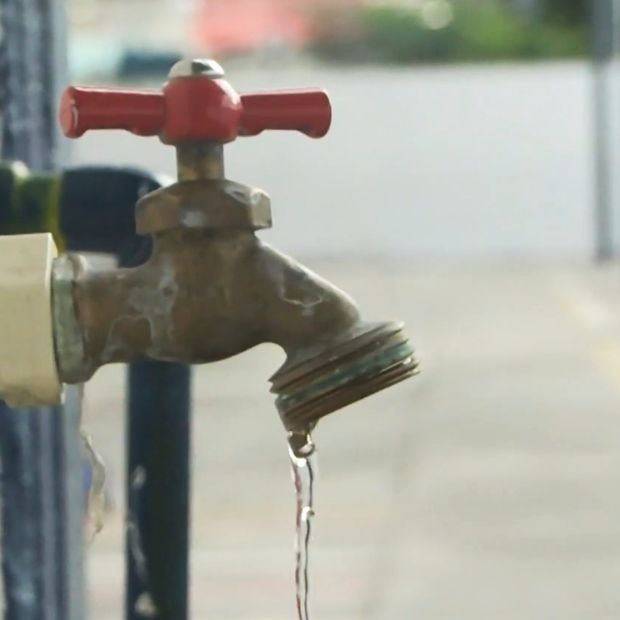 Llave de agua con poco líquido.